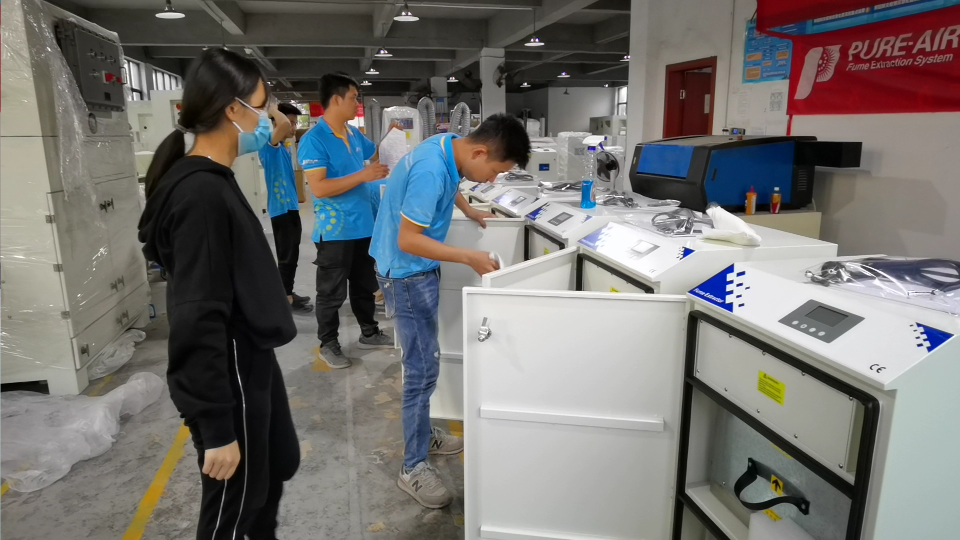 拋光車間除塵器，執(zhí)信環(huán)保為工業(yè)加工提供除塵設(shè)備。